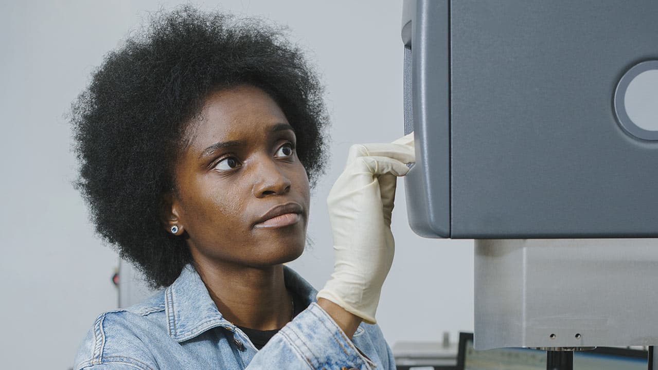 Sophia : le Prix Jeunes Talents L’Oréal-UNESCO à la chercheuse Kindness Isukwem